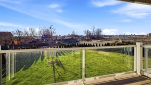 A balcony with a view of a green field and distant buildings. - Central Location B in Cul de Sac, 2 Bedroom, 1 Bath-sleeps 6, pets allowed (Kennewick)