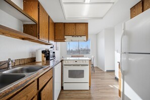 Private kitchen - 2 Bed, 1 Bath-sleeps 6, pets allowed-Central Location in Cul de Sac (Kennewick)