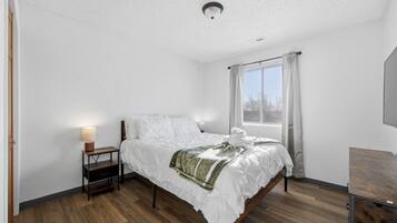 2 bedrooms, desk, iron/ironing board, free WiFi