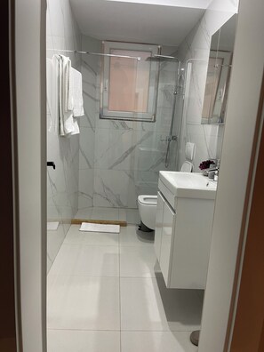 Deluxe Double Room, Courtyard View | Bathroom - Adna Rooms Tirana Center (Tiranë)