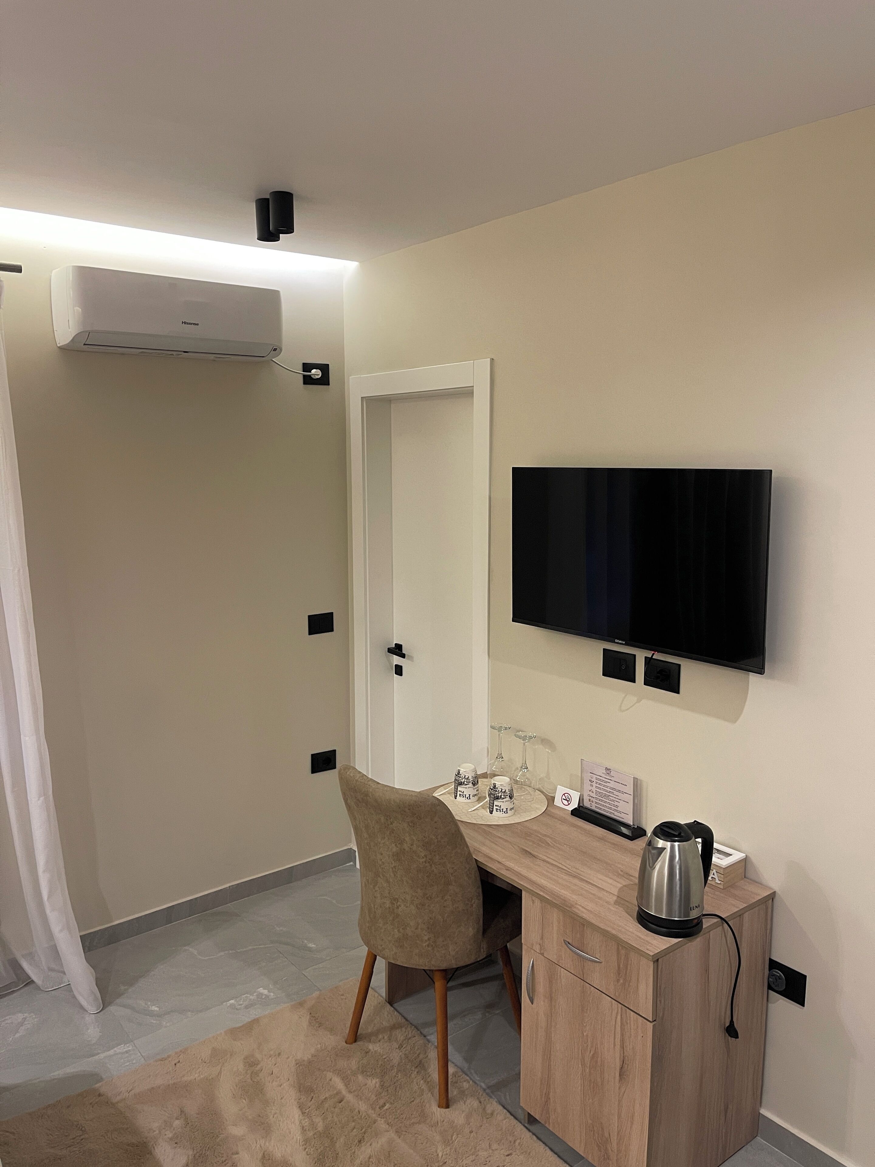 Chambre Double Confort, vue cour intérieure | Intérieur