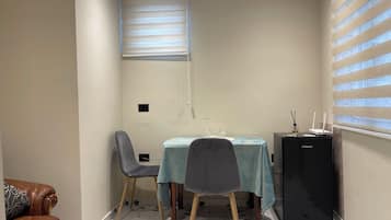 Dobbeltrom – deluxe, bakgårdsutsikt | Spiseområde