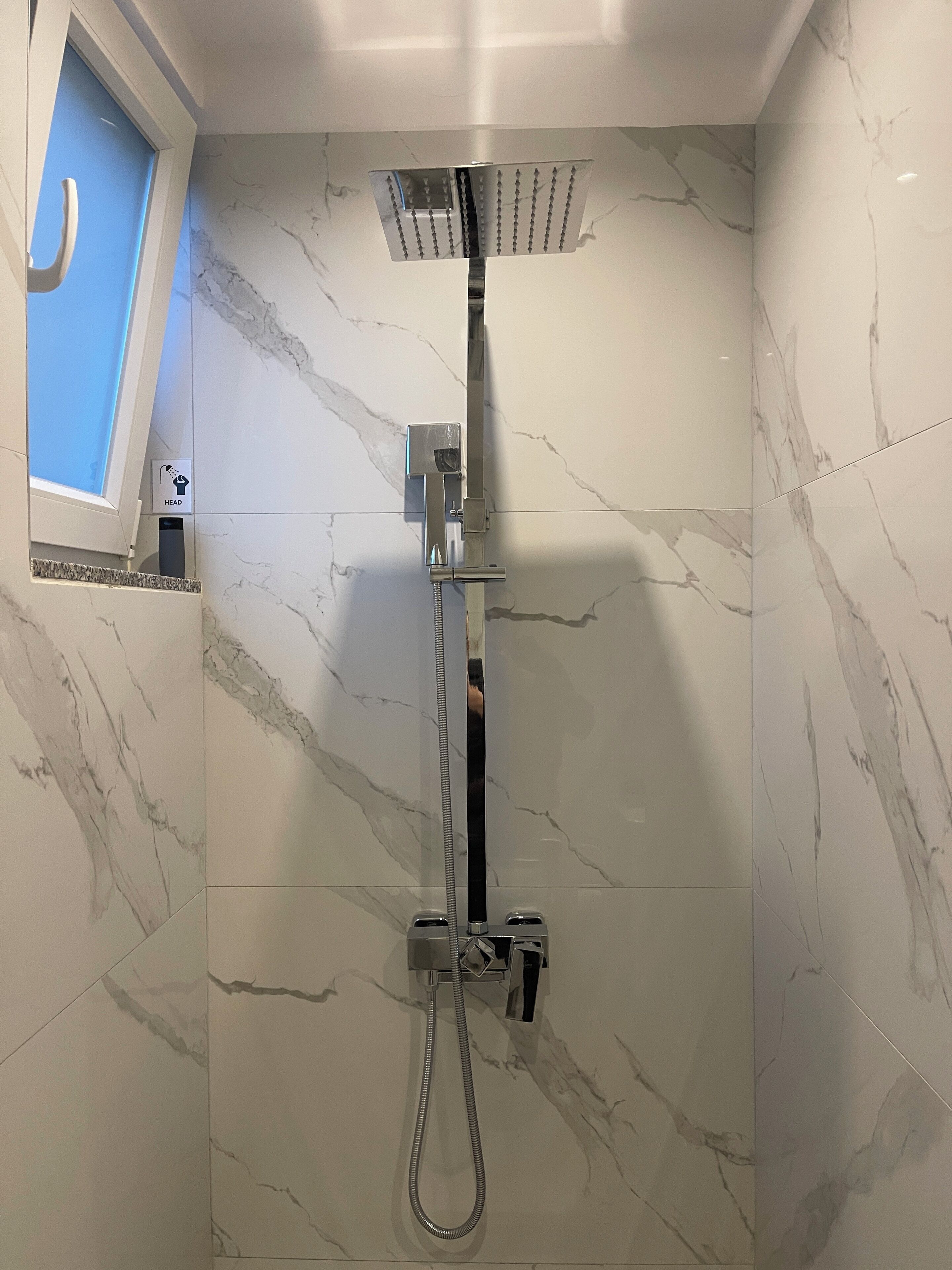 Chambre Double Confort, vue cour intérieure | Salle de bain