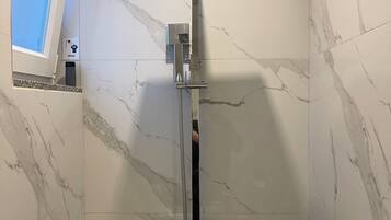 Chambre Double Confort, vue cour intérieure | Salle de bain