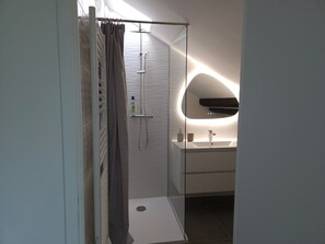 Douche, sèche-cheveux, serviettes fournies, savon