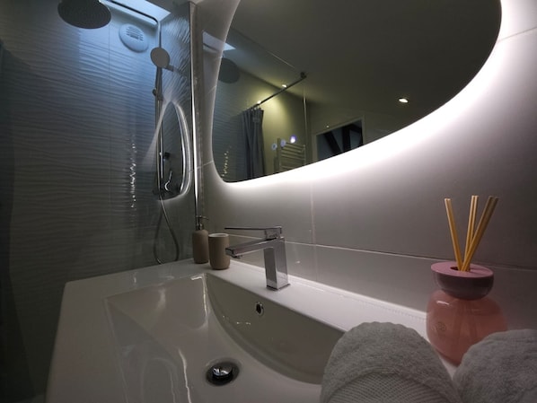 Dusche, Haartrockner, HandtĂŒcher, Seife