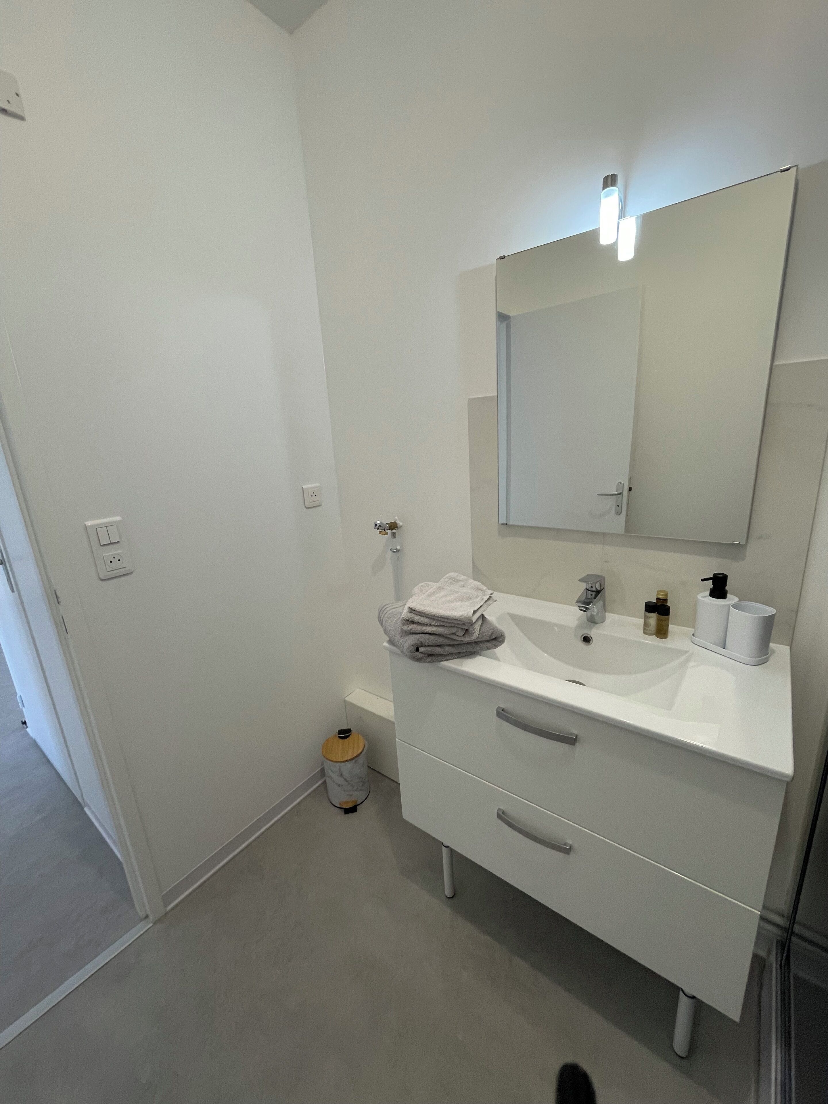 Een douche, een haardroger, handdoeken, zeep