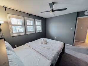 4 bedrooms, iron/ironing board, WiFi, bed sheets