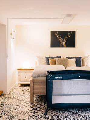 1 sovrum, skrivbord, resesäng och wi-fi