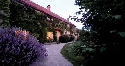 Charming Burgundy farmhouse with 5 bedrooms and pool
