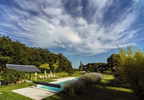 Charming Burgundy farmhouse with 5 bedrooms and pool