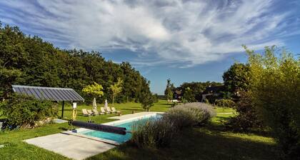 Charming Burgundy farmhouse with 5 bedrooms and pool