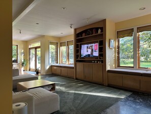 Living area - Spacious Modern Light Filled Oasis (Charlevoix)