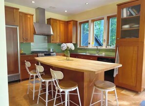 Private kitchen - Spacious Modern Light Filled Oasis (Charlevoix)