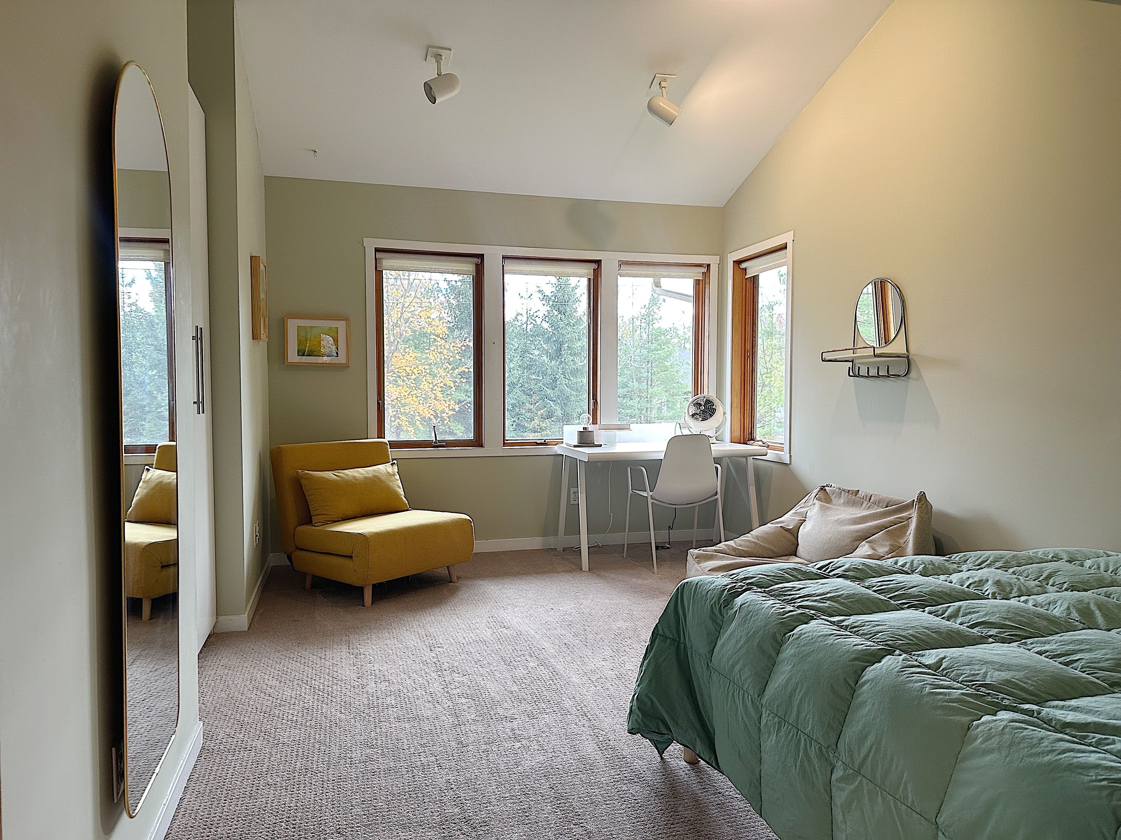 5 bedrooms, iron/ironing board, WiFi, bed sheets