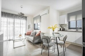 Dining - Athenean Modern Escape near Marina Flisvos-Β3 (Paleo Faliro)
