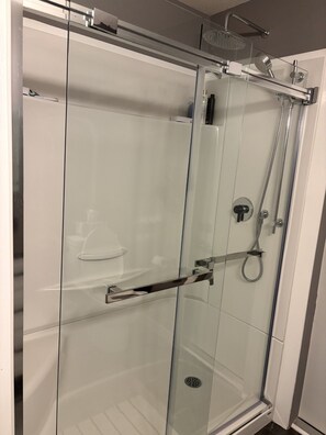 Douche, sèche-cheveux, serviettes fournies, savon