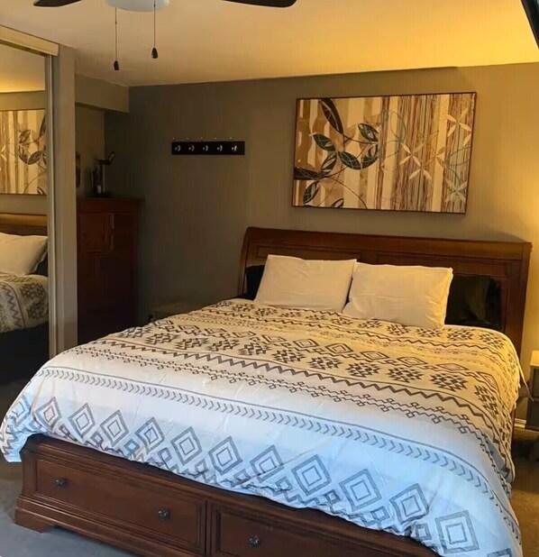4 bedrooms, WiFi, bed sheets - Poolside Oasis (West Kelowna)