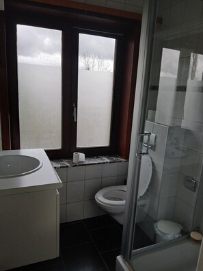 Bathroom - Spacious room. (Asse)