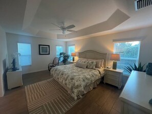3 habitaciones, tabla de planchar con plancha, wifi y ropa de cama 
