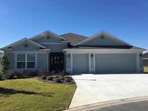 Exterior - GORGEOUS 3-bedroom house with NEW golf cart in The Villages! Perfect location! (The Villages)