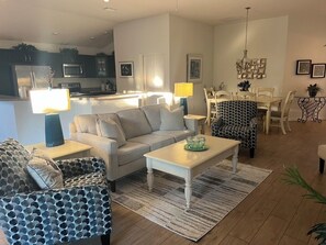 TV - GORGEOUS 3-bedroom house with NEW golf cart in The Villages! Perfect location! (The Villages)