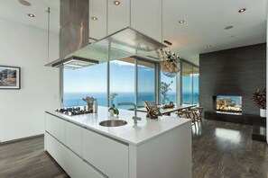 Fridge, microwave, oven, stovetop - Casa Azure by Oraklus (Malibu)