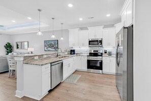 Fridge, microwave, oven, stovetop - Blue Tide Retreat-near the Marshwalk of Murrells Inlet (Murrells Inlet)