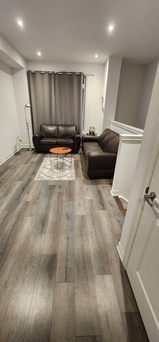 Full House 4BR 2.5+ WR, 2km To HW403 & Downtown Paris, Opposite to S. Plaza&Tims