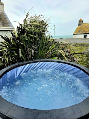 Outdoor spa tub