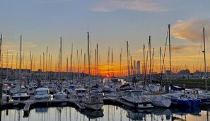 Marina - A louer T2 pour quatre personnes avec piscine et parking (ARZON)