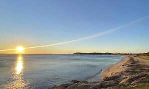 Beach nearby - A louer T2 pour quatre personnes avec piscine et parking (ARZON)