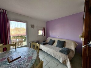 TV - A louer T2 pour quatre personnes avec piscine et parking (ARZON)