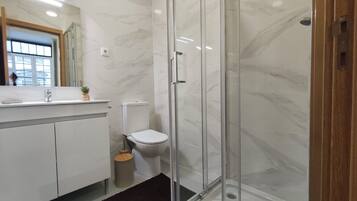 Basic Suite | Bathroom | Hair dryer, soap, shampoo, toilet paper