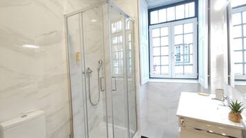 Deluxe Room, City View | Bathroom