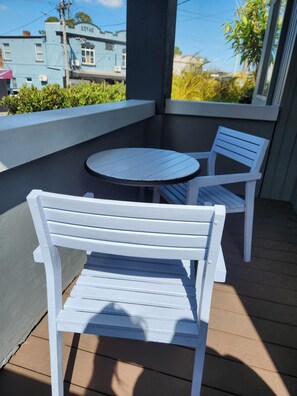 Outdoor dining - Stylish Coastal Vibes Retreat - 3BR with Dedicated Office (Mayfield)