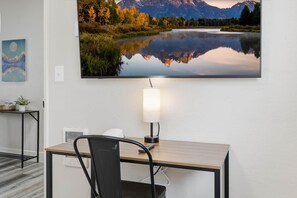 Interior - UO•Downtown (1/2 mile)•West University•King Suite (Eugene)