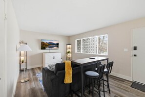 Interior - UO•Downtown (1/2 mile)•West University•King Suite (Eugene)