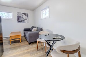 Interior - Cozy 1-bedroom apartment in Millerbeach (Gary)