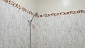 Dobbeltrom – deluxe, 1 queensize-seng, terrasse | Bad | Dusj, toalettartikler (inkludert), håndklær og såpe