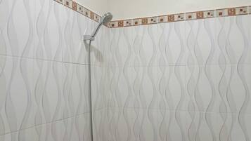 Kamar Double Deluks, 1 Tempat Tidur Queen, patio | Kamar mandi