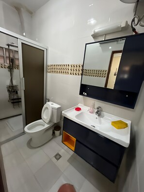 Haartrockner, Seife, Toilettenpapier