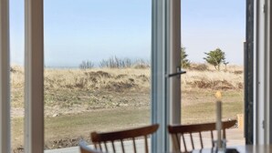Zona de menjador amb vista a la platja i les dunes.