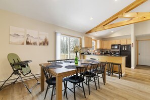 Dining - 3BR POCONO FAMILY HOME NEAR CAMELBACK KALAHARI SKIING LAKES FIRE PIT (Blakeslee)