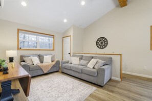 TV, video games - 3BR POCONO FAMILY HOME NEAR CAMELBACK KALAHARI SKIING LAKES FIRE PIT (Blakeslee)