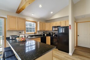 Fridge, microwave, oven, stovetop - 3BR POCONO FAMILY HOME NEAR CAMELBACK KALAHARI SKIING LAKES FIRE PIT (Blakeslee)