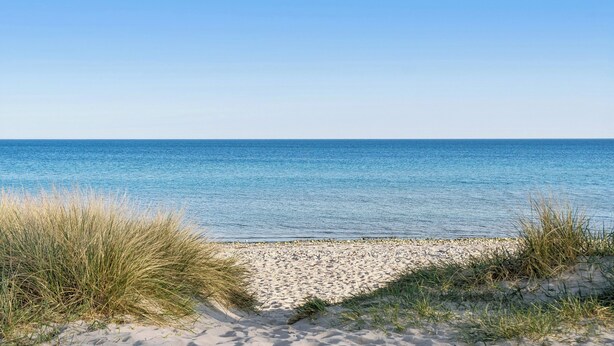 A beach with clear blue water and sand. - Cosy holiday home for 6 near beach/sea (Sydals)