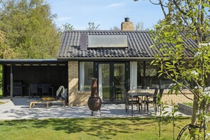 A modern house with a patio, a large vase, and a dining area. - Lovely holiday home near the water (Hurup Thy)