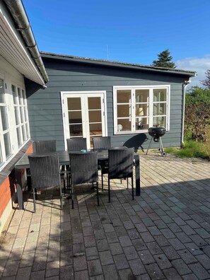 Outdoor dining - Lovely holiday home near child-friendly beach (Torrig L)