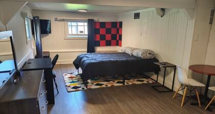 Bachelor Basement Suite - FIFA World Cup Accommodation - Sleeps 6!